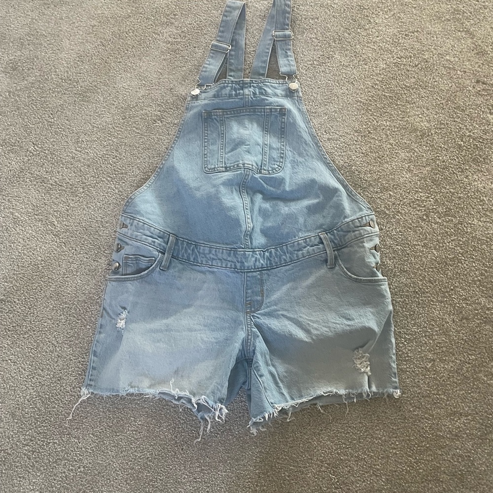 Isabel Maternity by Ingrid & Isabel Light Blue Denim short overalls Size 4